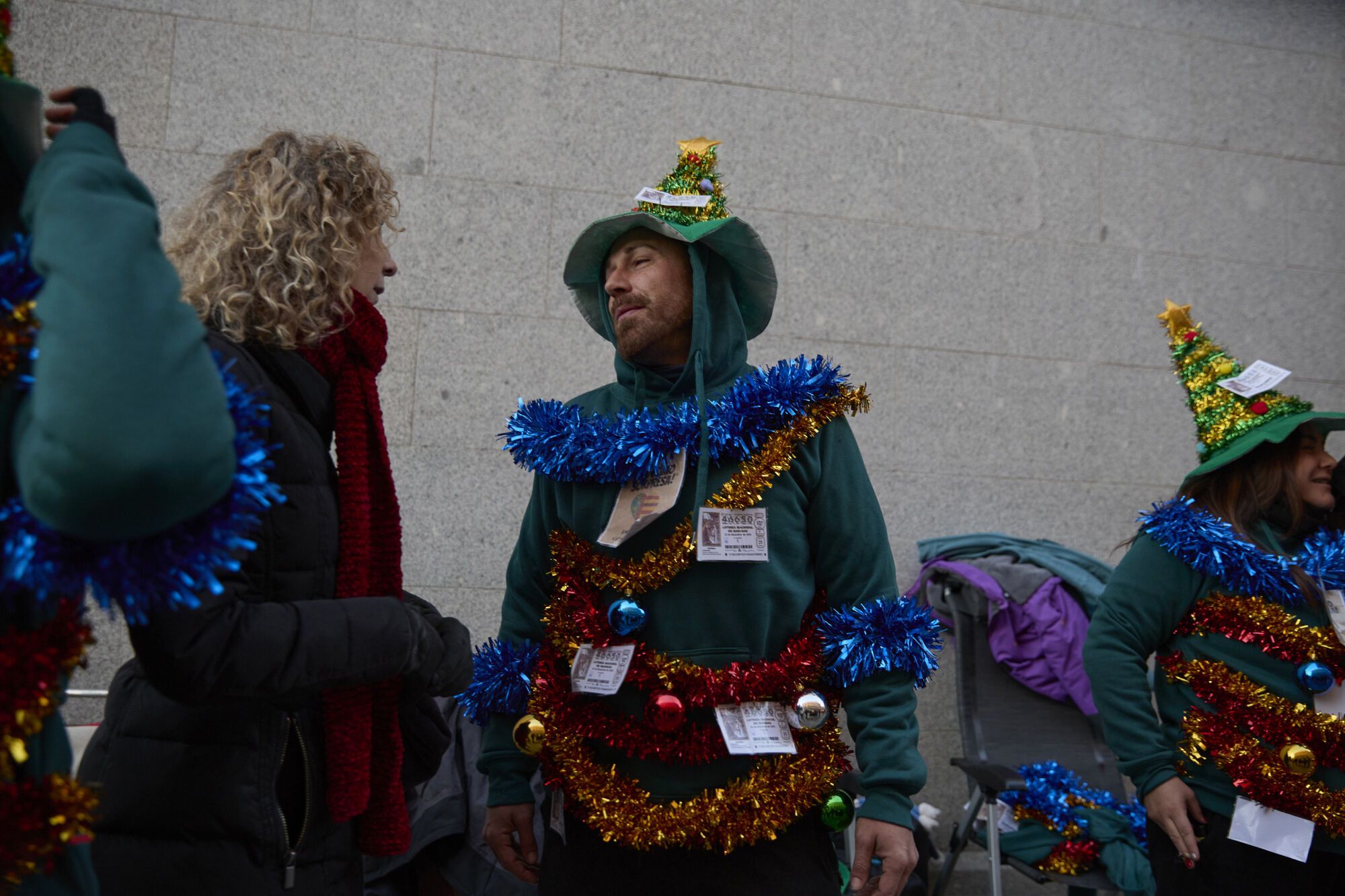 21/12/2024 Varias personas hacen cola para entrar en el Sorteo Extraordinario de la Lotería de Navidad, en el Teatro Real, a 21 de diciembre de 2024, en Madrid (España). El primer premio, más conocido como 'el Gordo' de Navidad, reparte un total de cuatro millones de euros a la serie o, lo que es lo mismo, 400.000 euros por cada décimo. Como cada año, los niños de San Ildefonso serán los encargados de sacar las bolas y cantar los premios. Estos décimos pueden ser adquiridos en Administraciones e incluso de forma telemática. Es el sorteo más popular en nuestro país y el que tiene más historia. Se empezó a celebrar, aunque de manera muy diferente a la actual, en 1812. SOCIEDAD Jesús Hellín - Europa Press