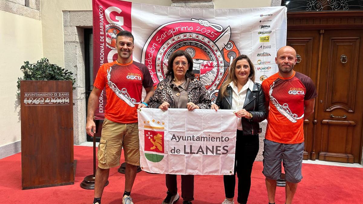 Dos barranquistas llaniscos, en la expedición "Sangurima 2025", en Ecuador.