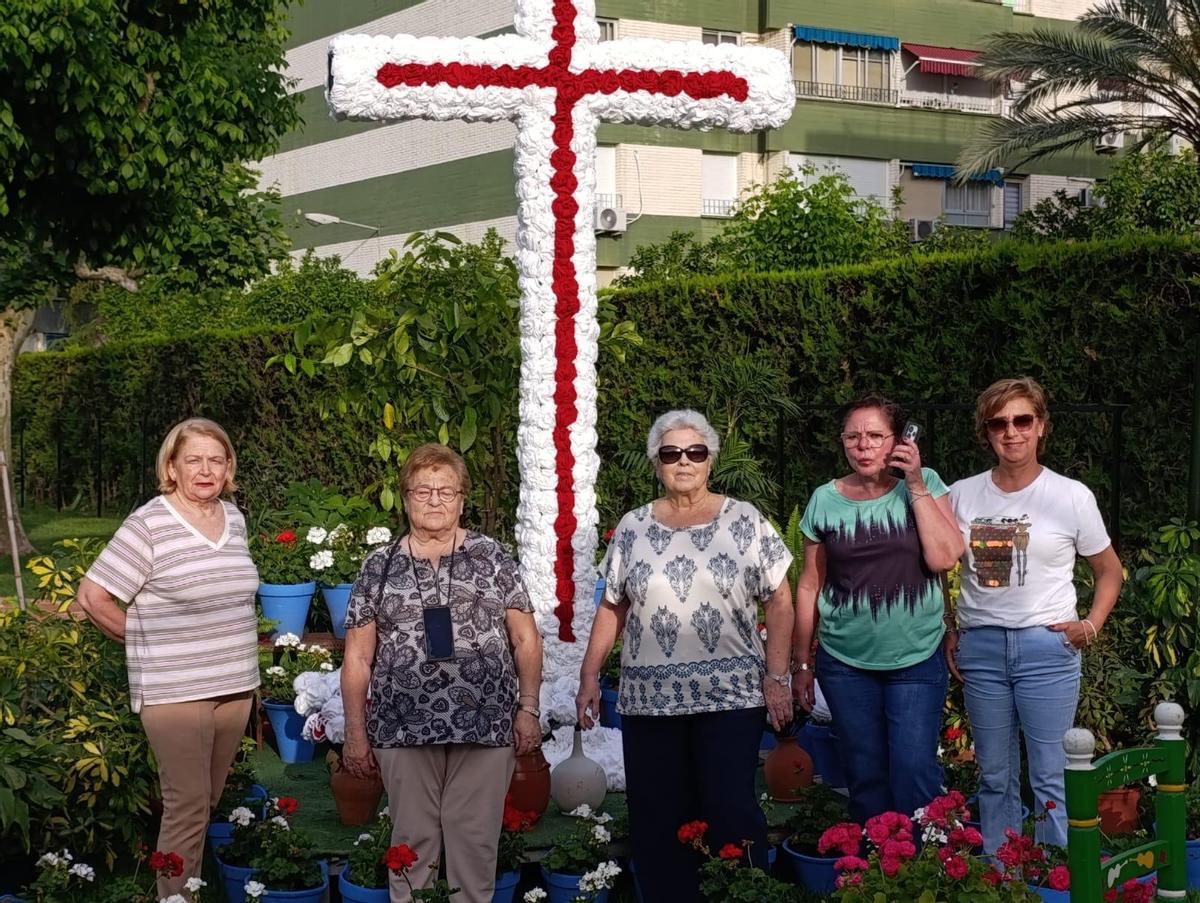 Cruz de Mayo fuera de concurso del Club Figueroa, hecha con flores blancas y rojas de croché.