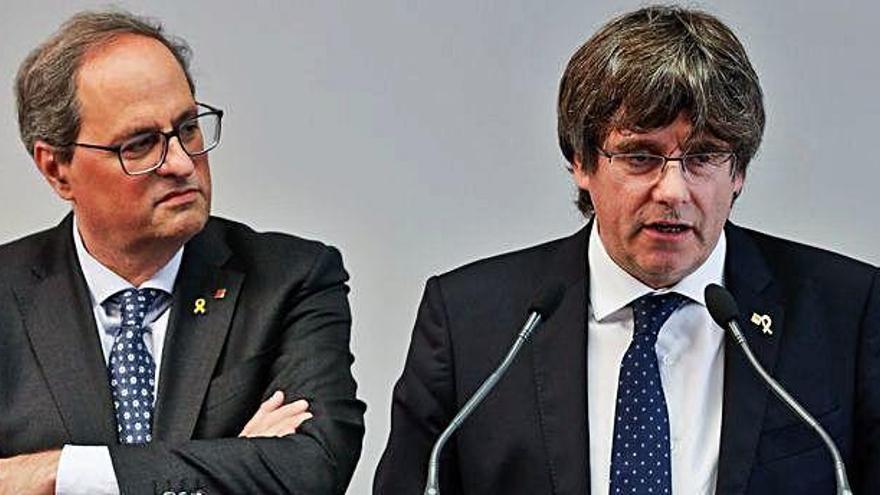 Quim Torra observa la intervenció davant la premsa de Carles Puigdemont, ahir a Brussel·les