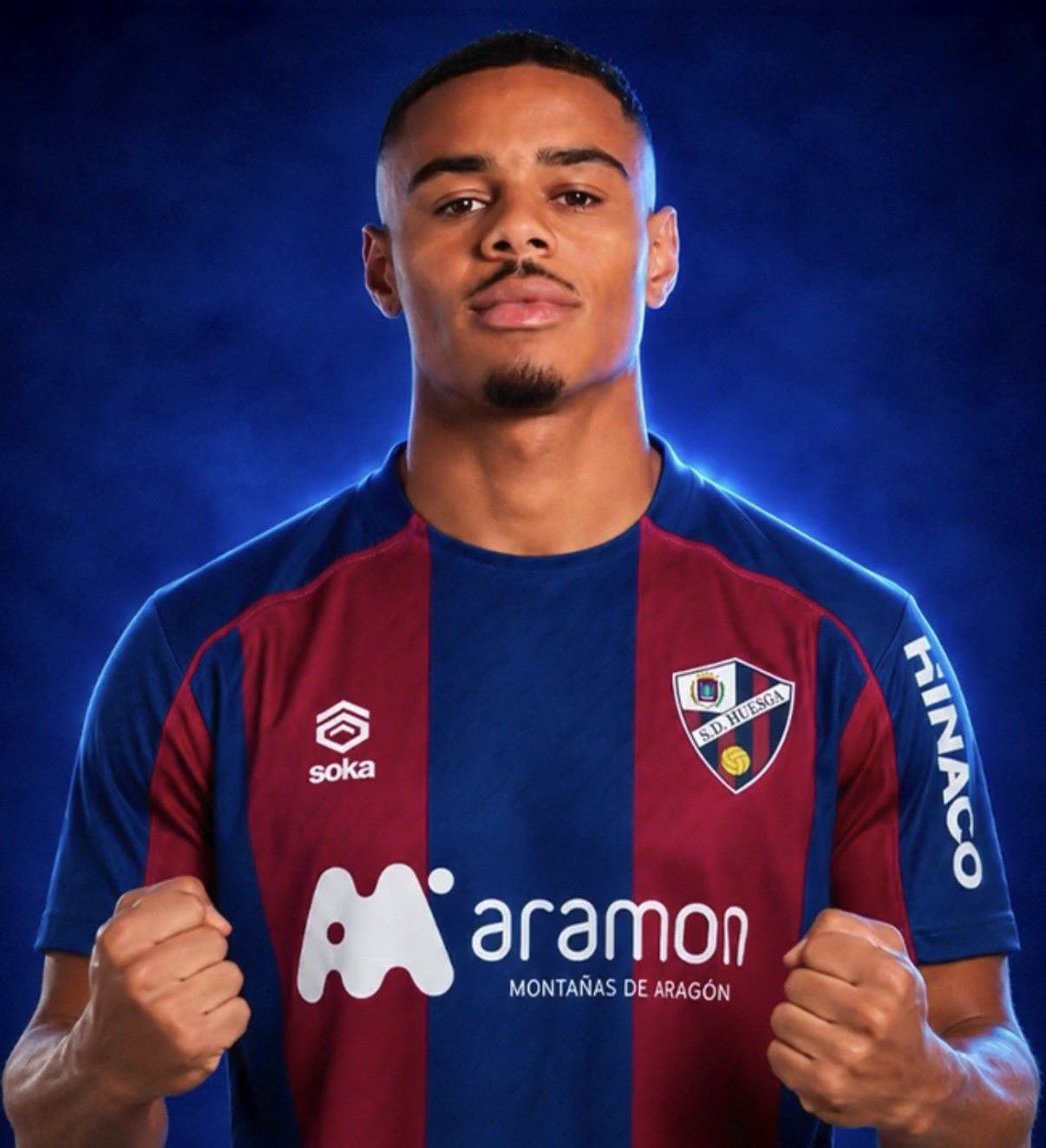 Douglas Aurélio, en el anuncio de su fichaje por el Huesca.