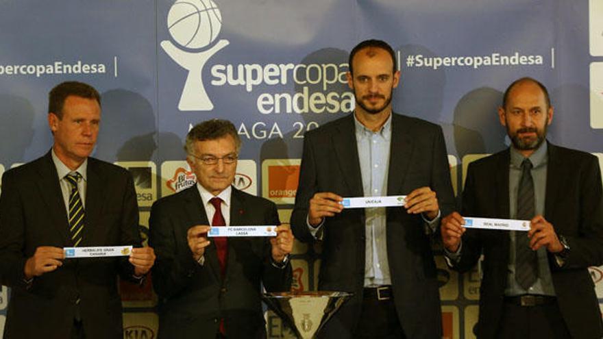 Los representantes de los cuatro clubes participantes muestras las papeletas de sus respectivos equipos, tras el sorteo.