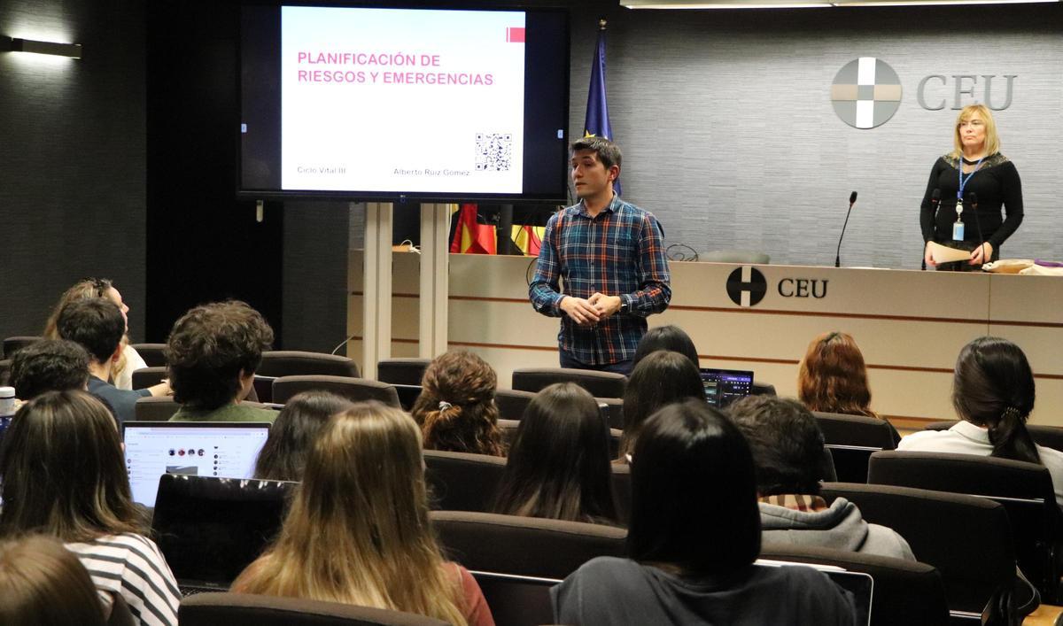 La formación, impartida por Alberto Gómez, combinó el rigor técnico de la atención sanitaria con el conocimiento operativo del trabajo en emergencias.