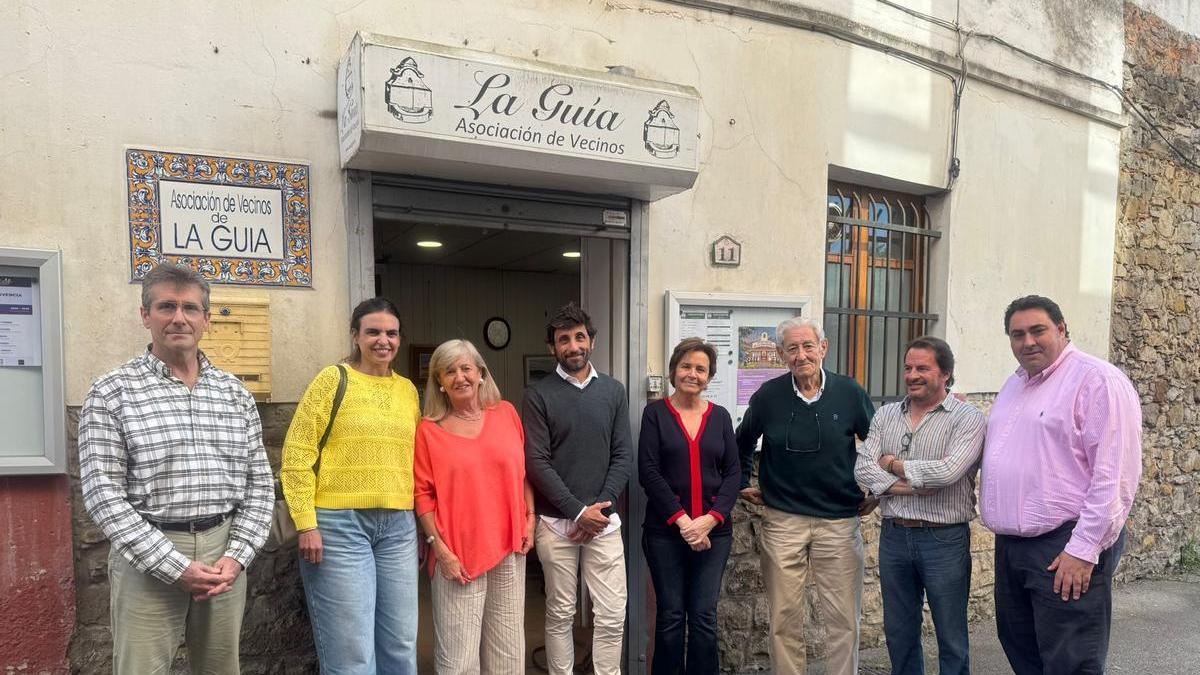 Por la izquierda, Juan Carlos López, María Mitre, Inés Cañedo-Argüelles, Alejandro García Cueto-Felgueroso, Carmen Moriyón, Emilio Núñez, Isidro Fernández y Francisco Baudot, junto a la sede vecinal de La Guía.
