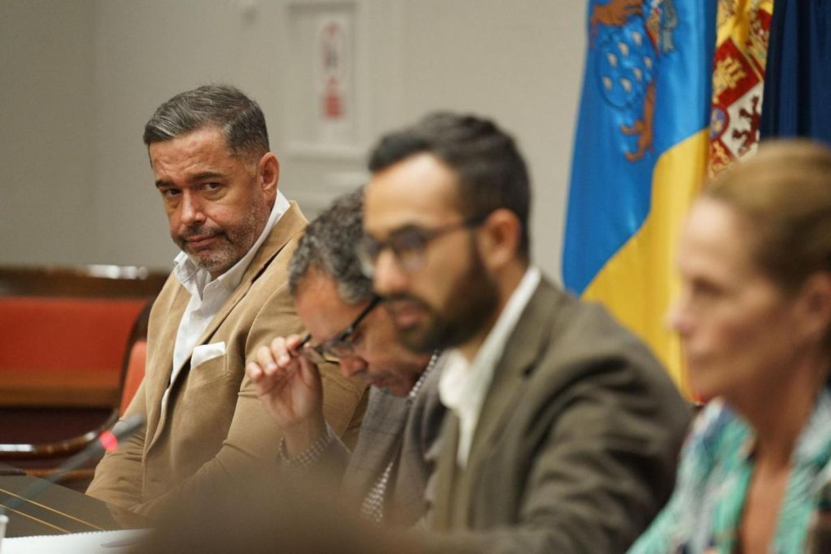 Rayco González (i) durante su comparecencia en la comisión de investigación del Parlamento.