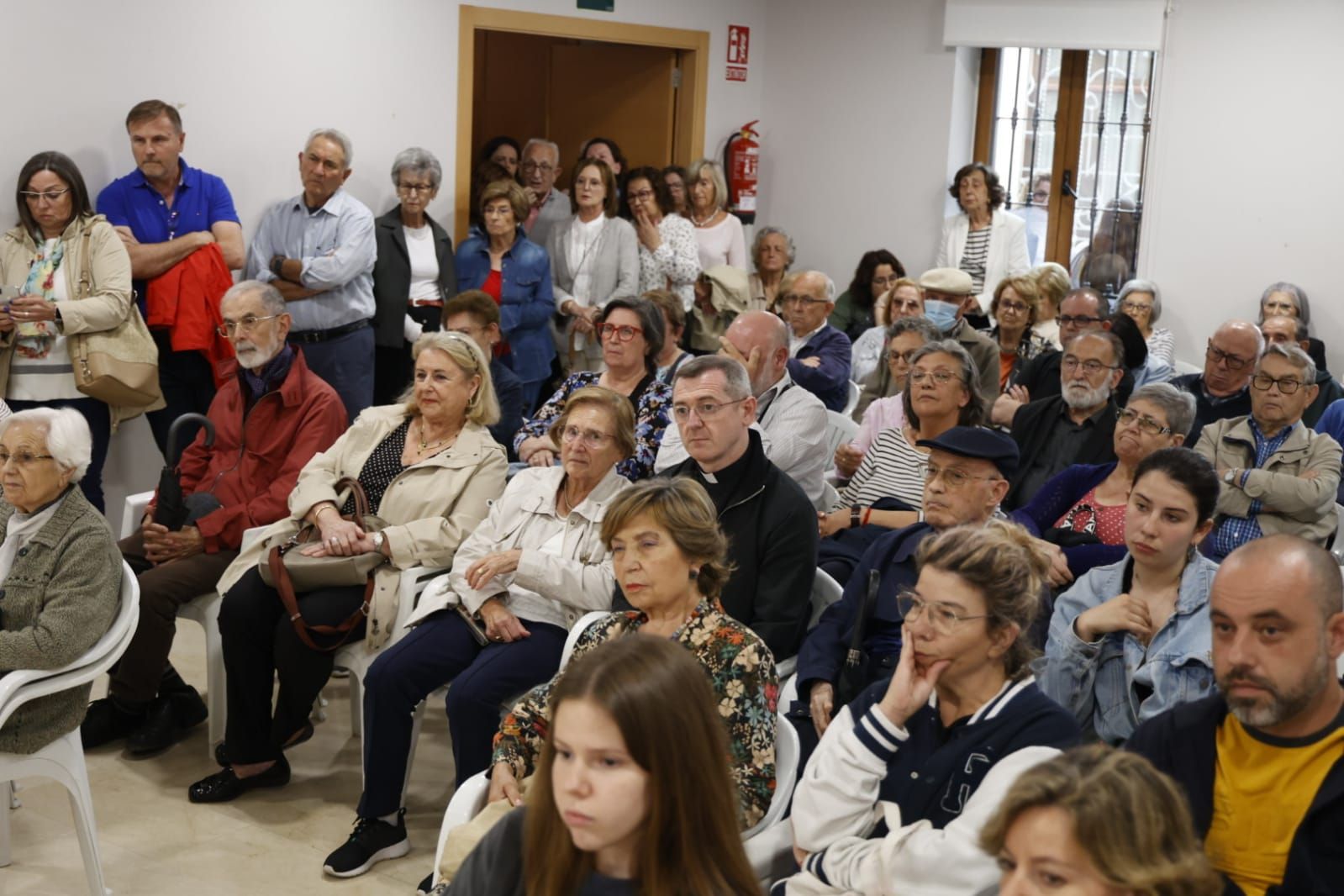 El cura y los vecinos protestan en el pleno de Foios