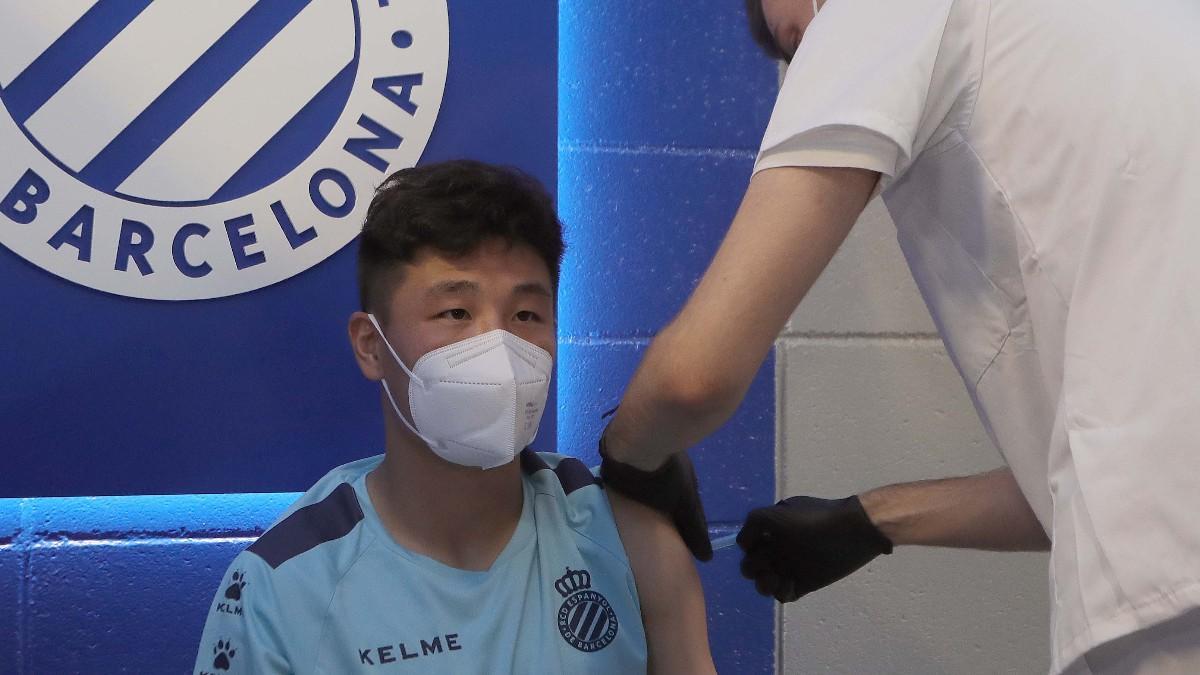 Wu Lei, vacunándose contra la Covid-19