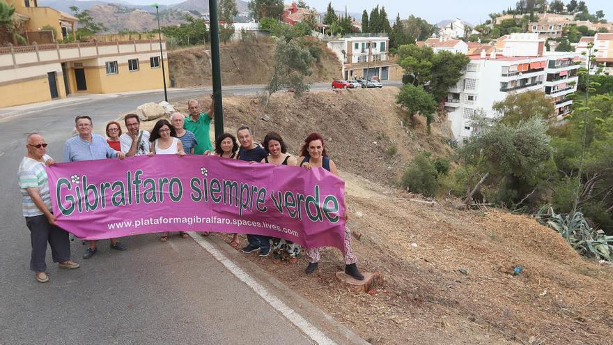 Miembros de la plataforma, en el Camino de Gibralfaro el miércoles.