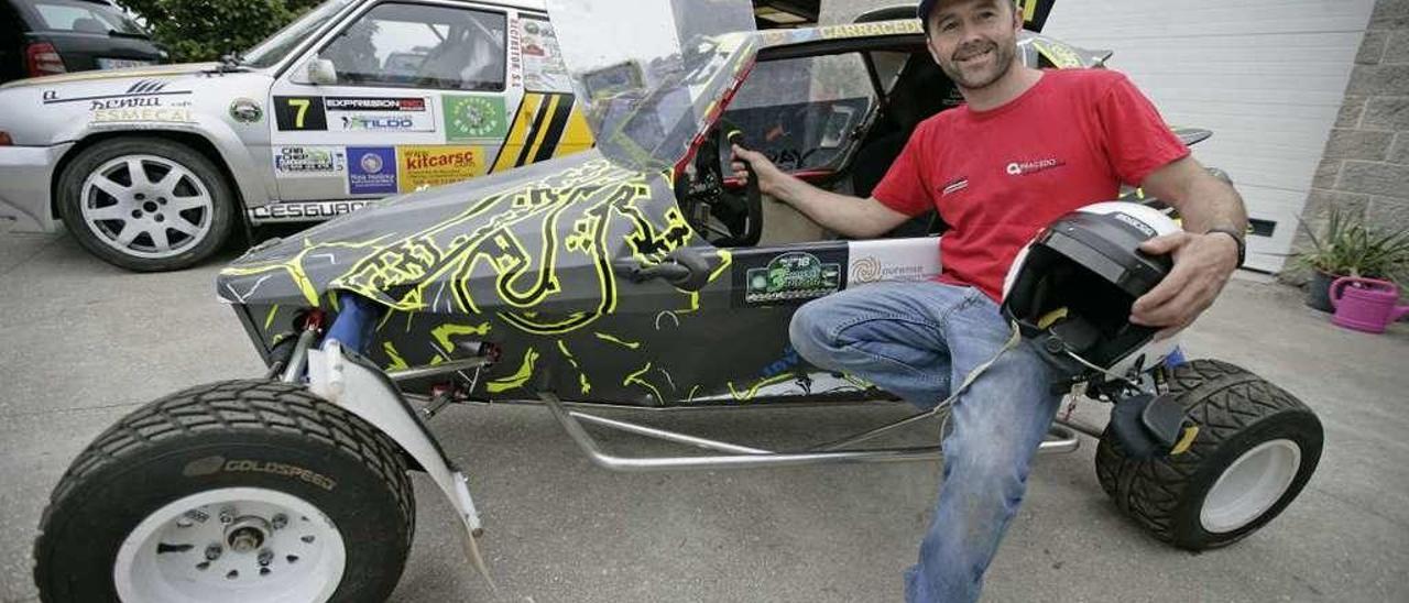 El piloto estradense, ayer, con sus dos monturas, su clásico R5 GT Turbo y su nuevo Ya-car. // Bernabé/Cris M.V.