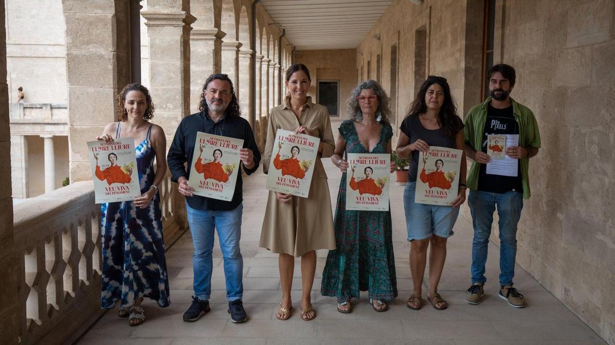 Los responsables de la Setmana del Llibre en Català, en la Misericòrdia