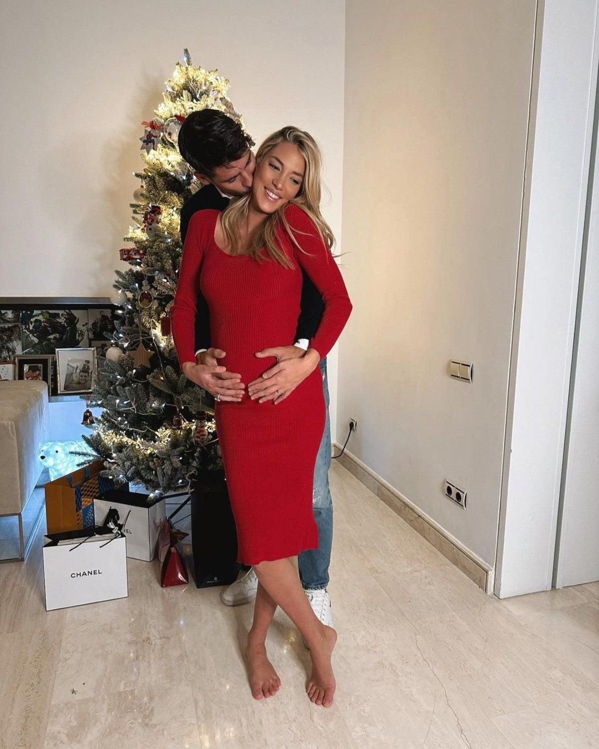 Álvaro Morata y Alice Campello frente a su árbol de Navidad