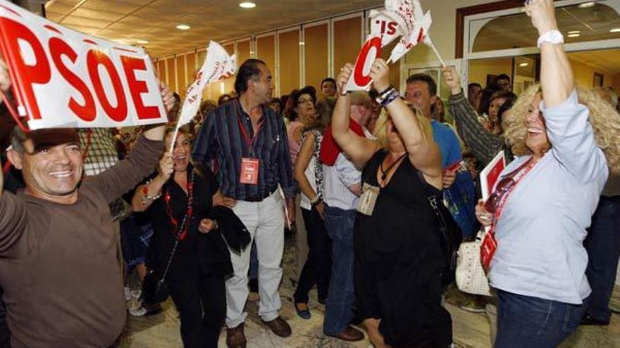Los militante, eufóricos, celebran los resultados de las municipales en el hotel Bahía.  // M. G. Brea