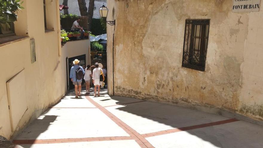 El carrer Font de Baix, convertit en una rampa.