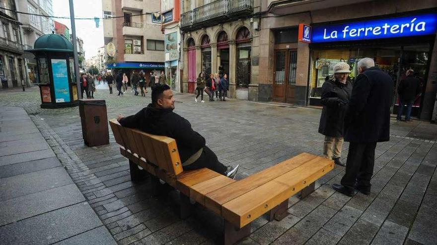 El banco reparado con la nueva madera en la calle Rey Daviña. // Iñaki Abella