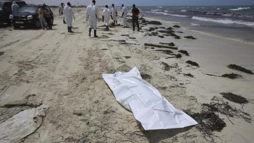 El Mediterráneo continúa expulsando cadáveres a las playas libias