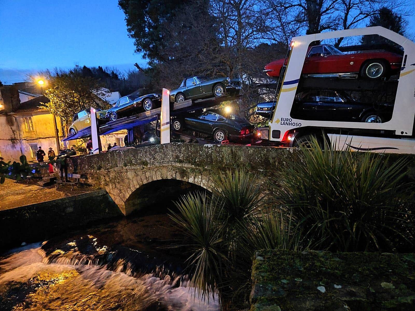 Un camión cargado con cohes antiguos se queda atrapado en el puente de piedra del Carme de Abaixo