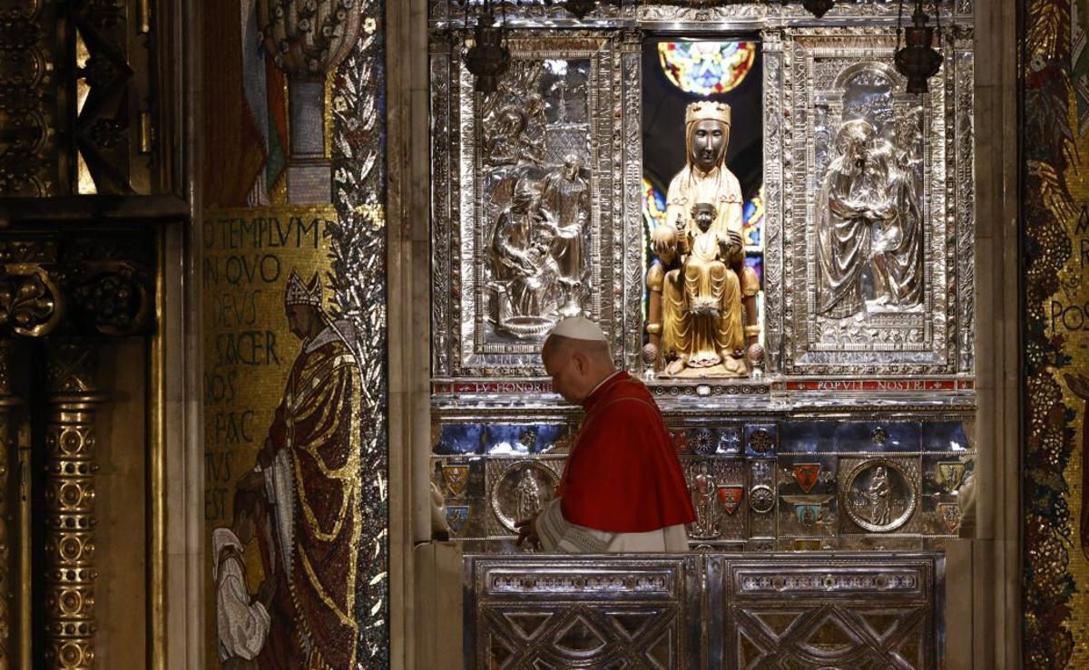 Moment der Andacht: Leo XIV. beim Gebet im Kloster Montserrat.  | FOTO: QUIQUE GARCÍA/EFE