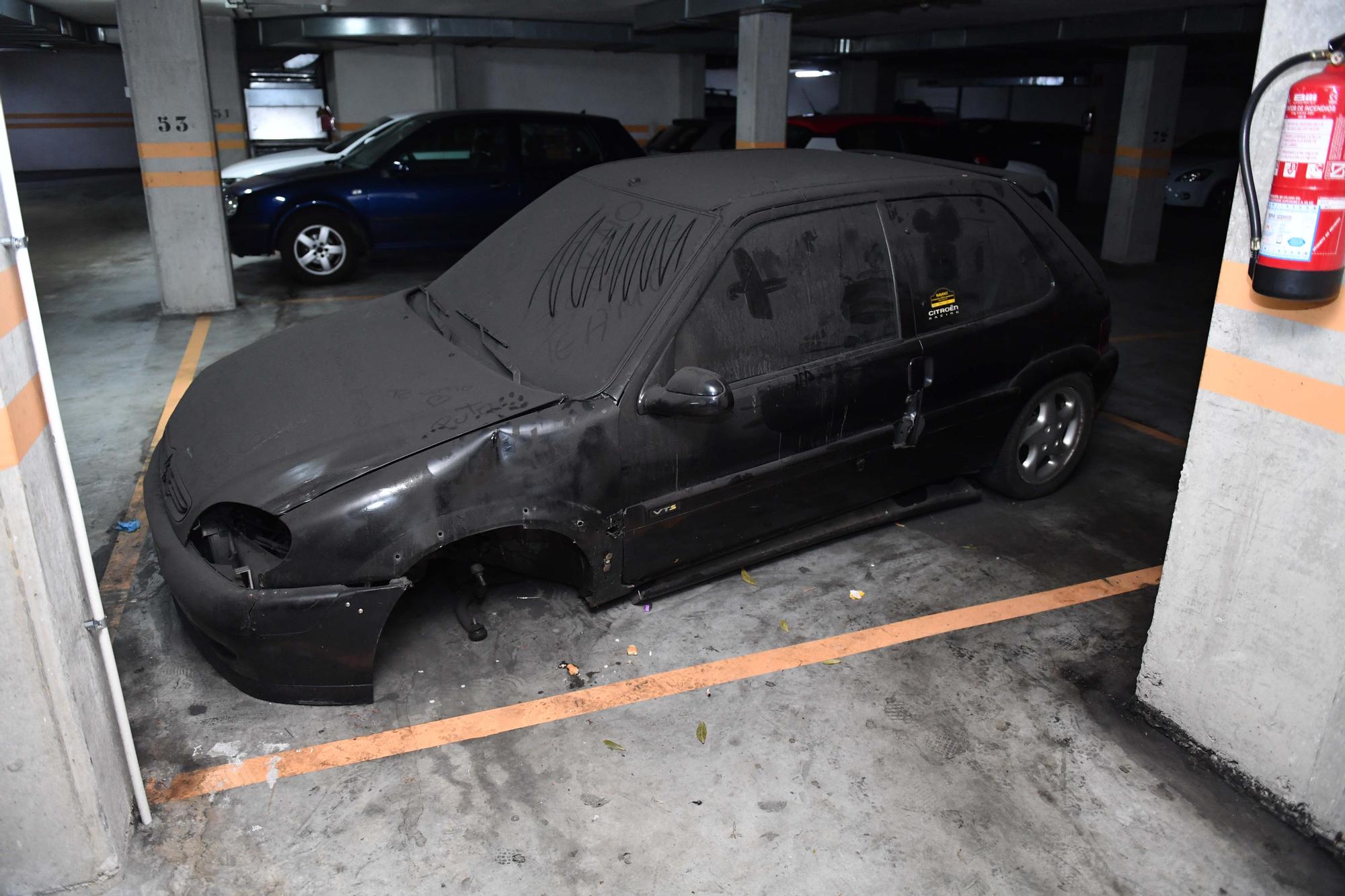 Vecinos de Novo Mesoiro denuncian “un polvorín” en su garaje por motos sin plaza y coches abandonados