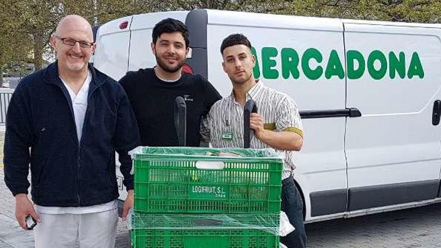 Personal de Mercadona hace entrega de los productos.