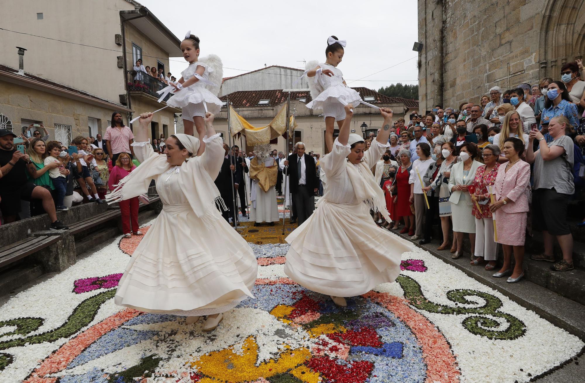 Redondela, cubierta por sus alfombras de flores