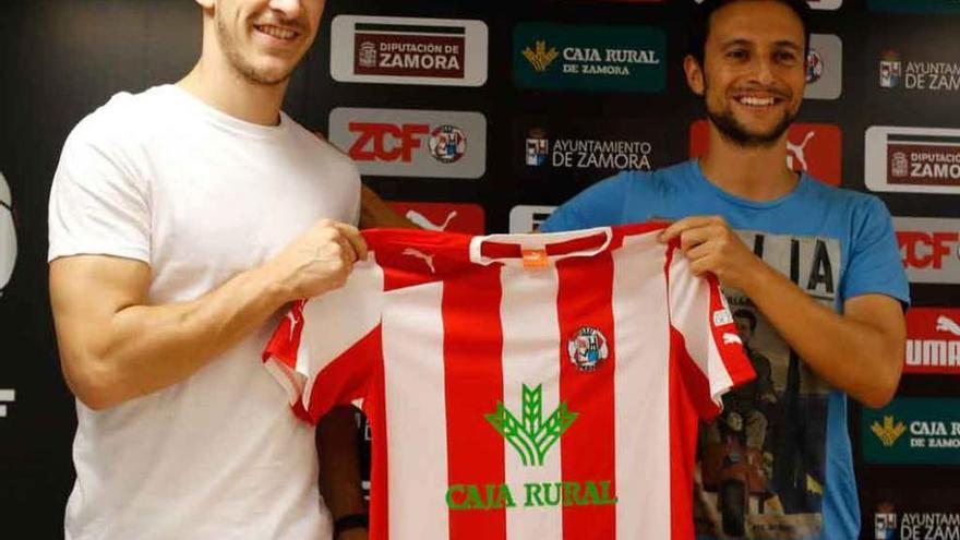 Adrián Pérez posa con la camiseta del Zamora junto a Manuel Álvarez.