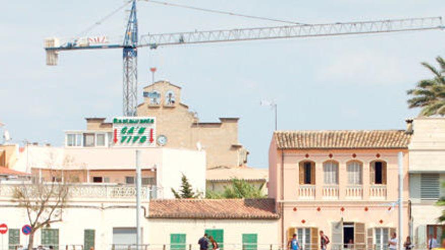 Un agente registra el entorno de es Portitxol minutos después de que se evacuase la playa.