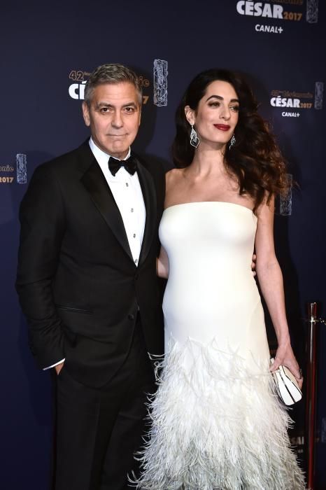 Amal Clooney luce embarazo en los César