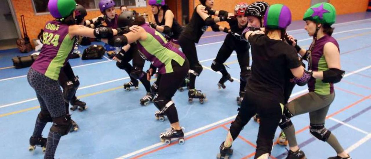 Las integrantes del equipo, durante un entrenamiento. // Marta G. Brea