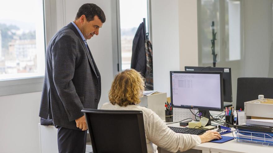 El gerent, Toni Sánchez, en un moment de la seva feina a la seu de Salut a Manresa