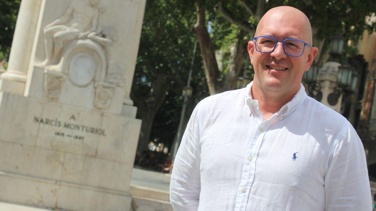 Frederic Carbó a la placeta baixa de la Rambla, davant del monument a Monturiol.