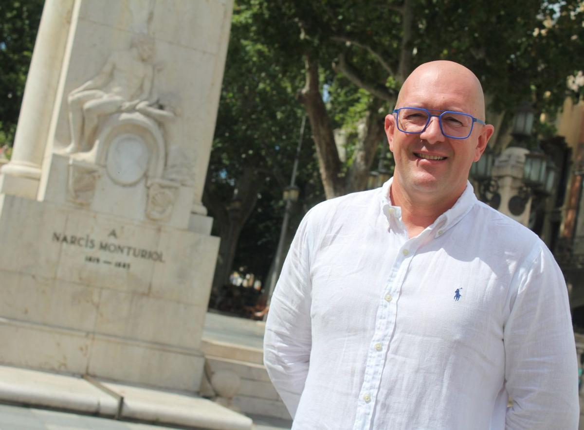 Frederic Carbó a la placeta baixa de la Rambla, davant del monument a Monturiol.