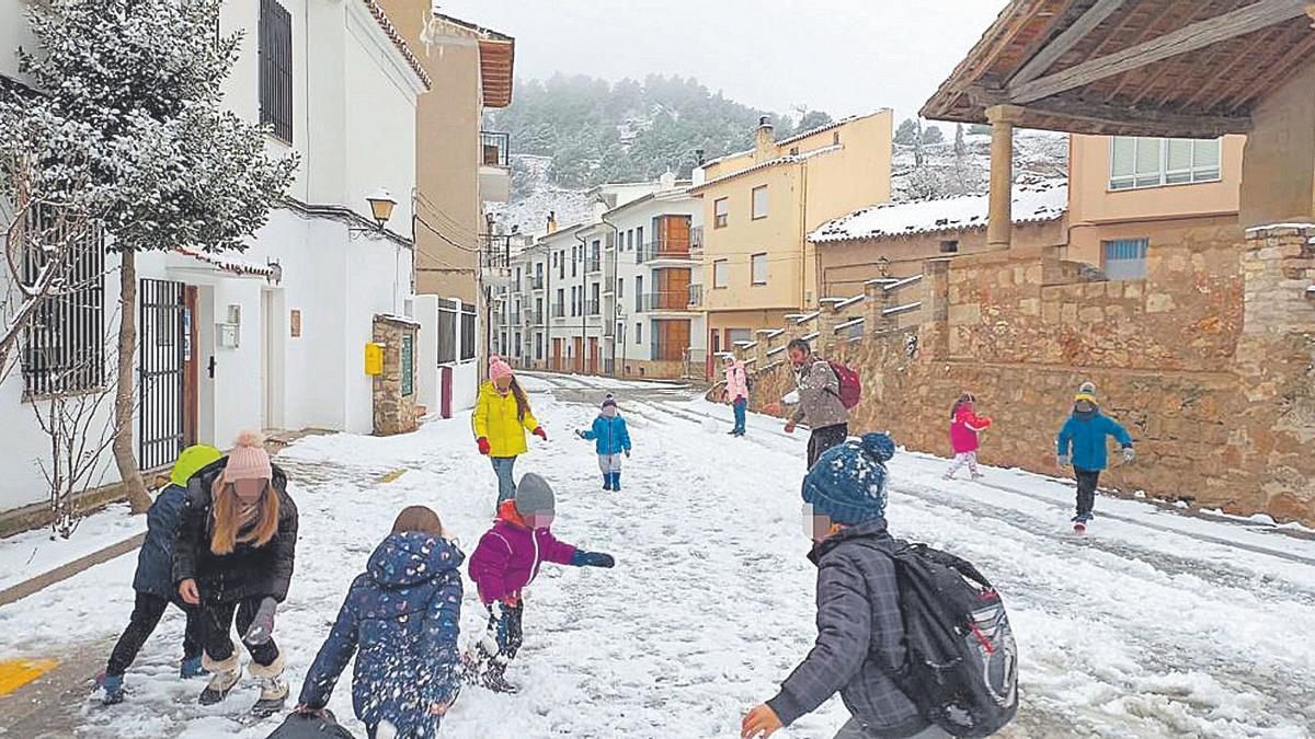 Los niños de Vistabella disfrutan de la nieve.