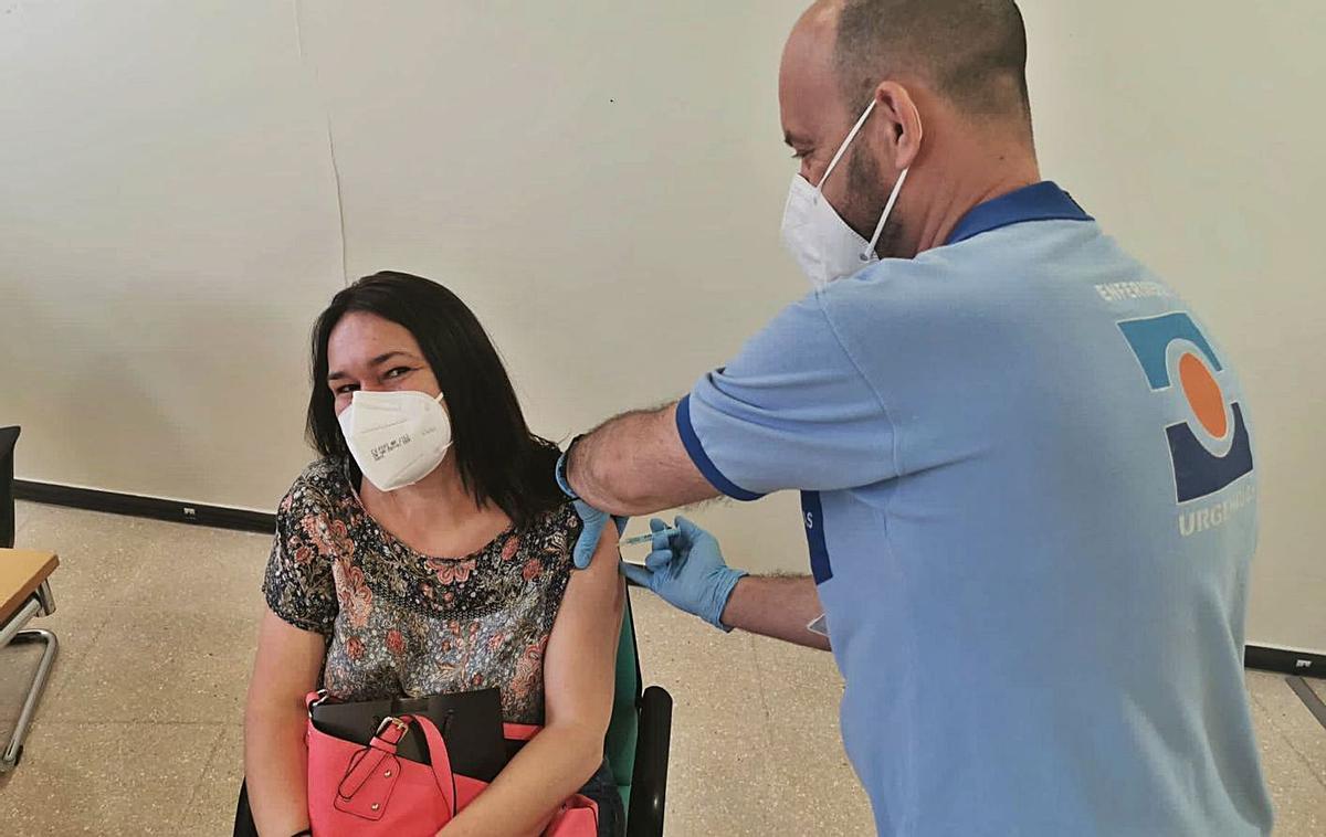 Un enfermero vacuna a una vecina en el Hospital de Benalmádena. | L.O.