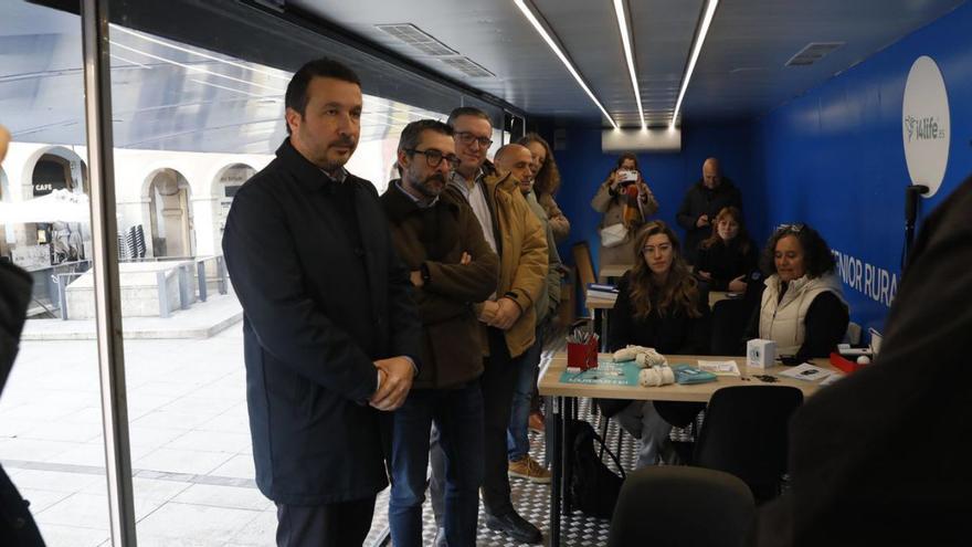 Participantes en la bienvenida al autobús-laboratorio, ayer por la mañana, en la plaza de España de Avilés. | M. V.