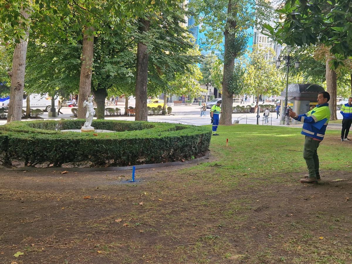 Operarios de Aqualia trabajando este miércoles junto al Neptuno.