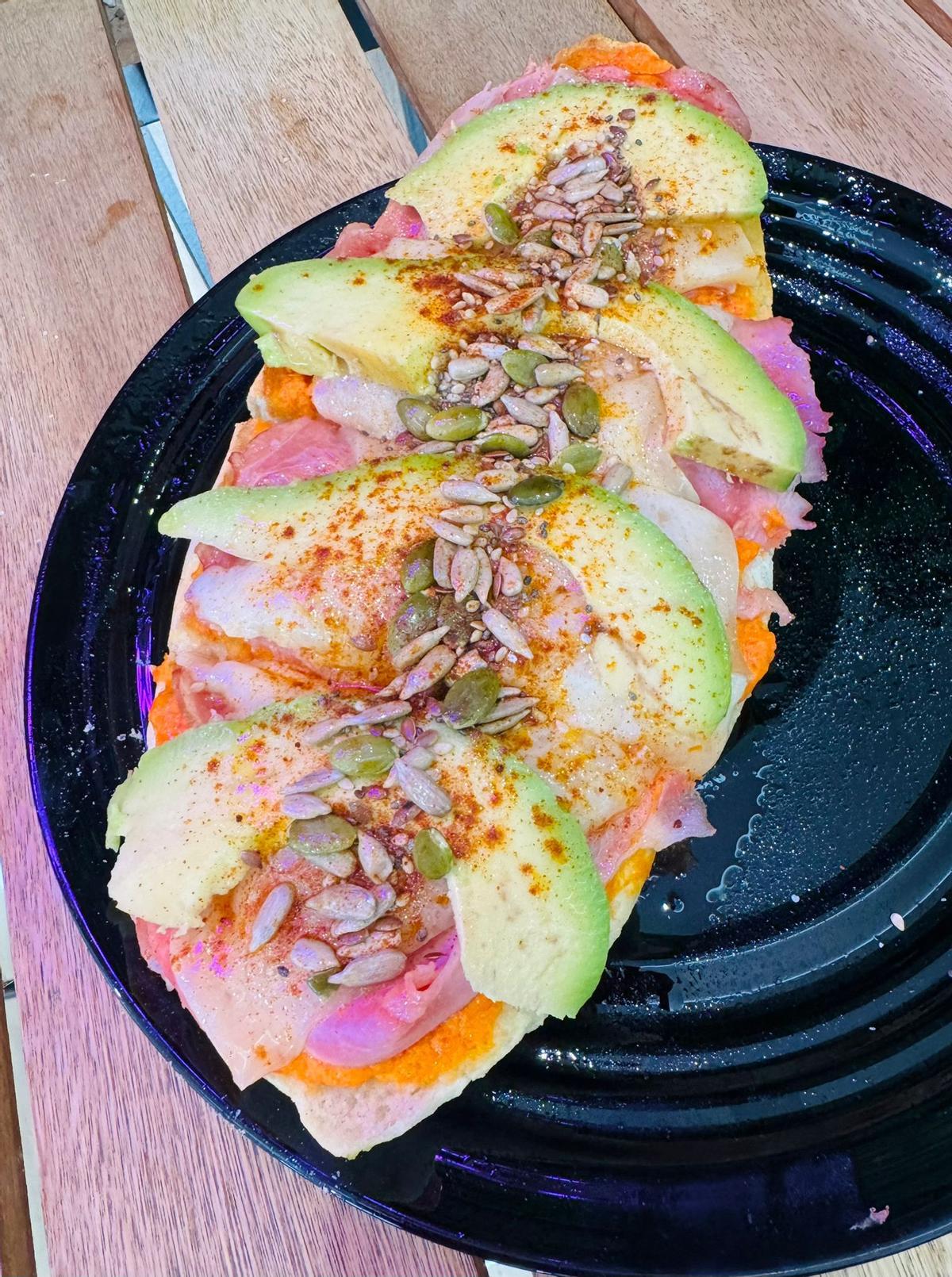 Una de las tostadas que se sirven en la cafetería.