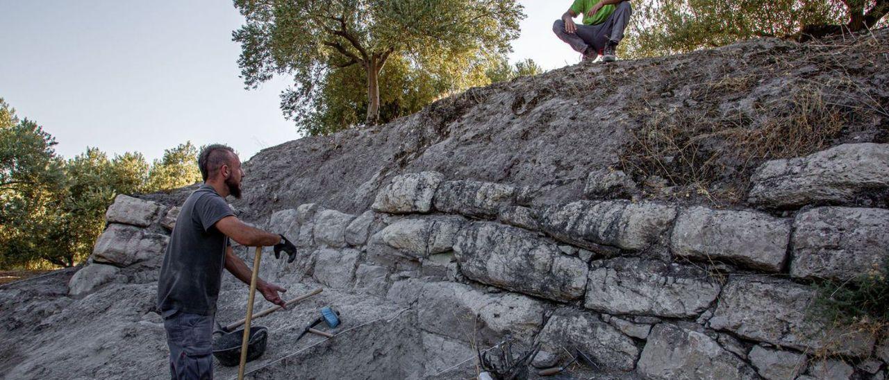 Trabajos en las excavaciones que se siguen realizando en el recinto fortificado de El Higuerón.