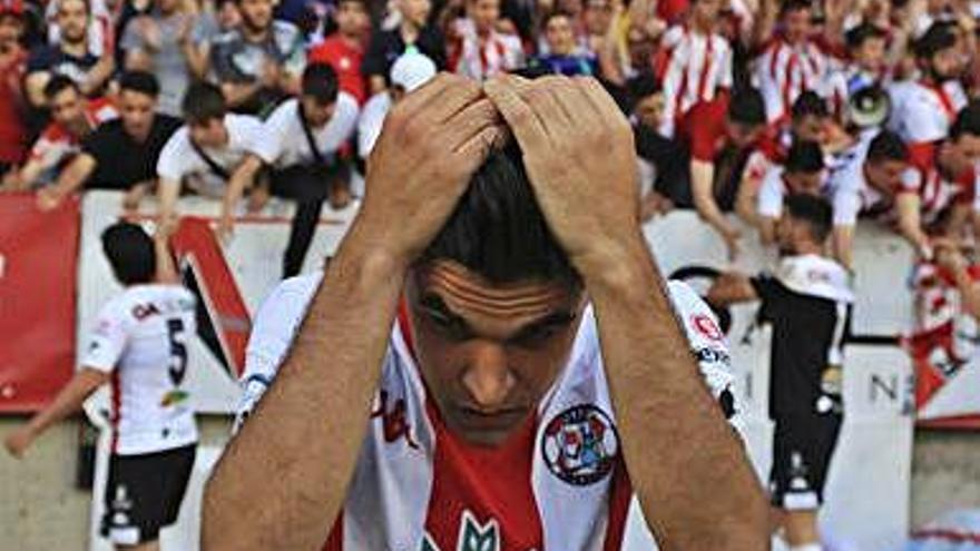 Dani Hernández se lamenta tras perder el play-off de ascenso.