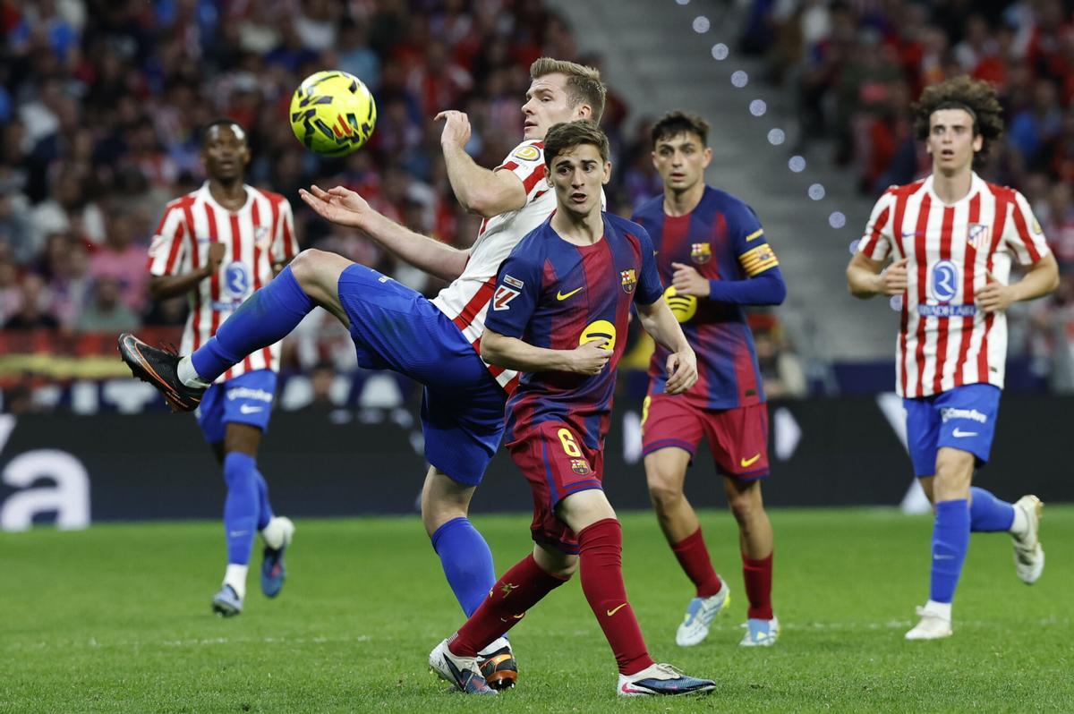 Gavi disputa un balón con Sorloth ante el Atlético de Madrid