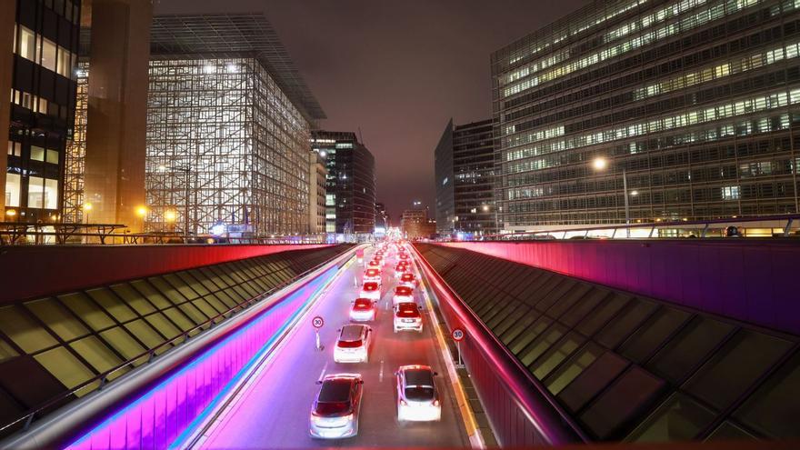 Circulació al Barri Europeu, a prop de l’edifici de la Comissió Europea, a Brussel·les, divendres passat.
 | OLIVIER HOSLET / EFE / EPA