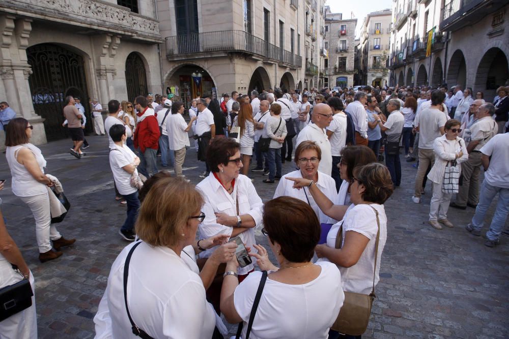 Concentració per reclamar diàleg i convivència a la Plaça del Vi de Girona