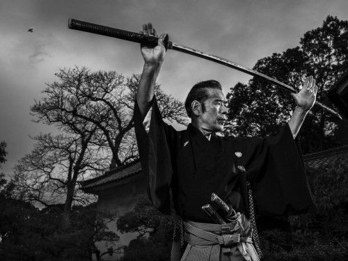 Un samurai exhibe sus katanas