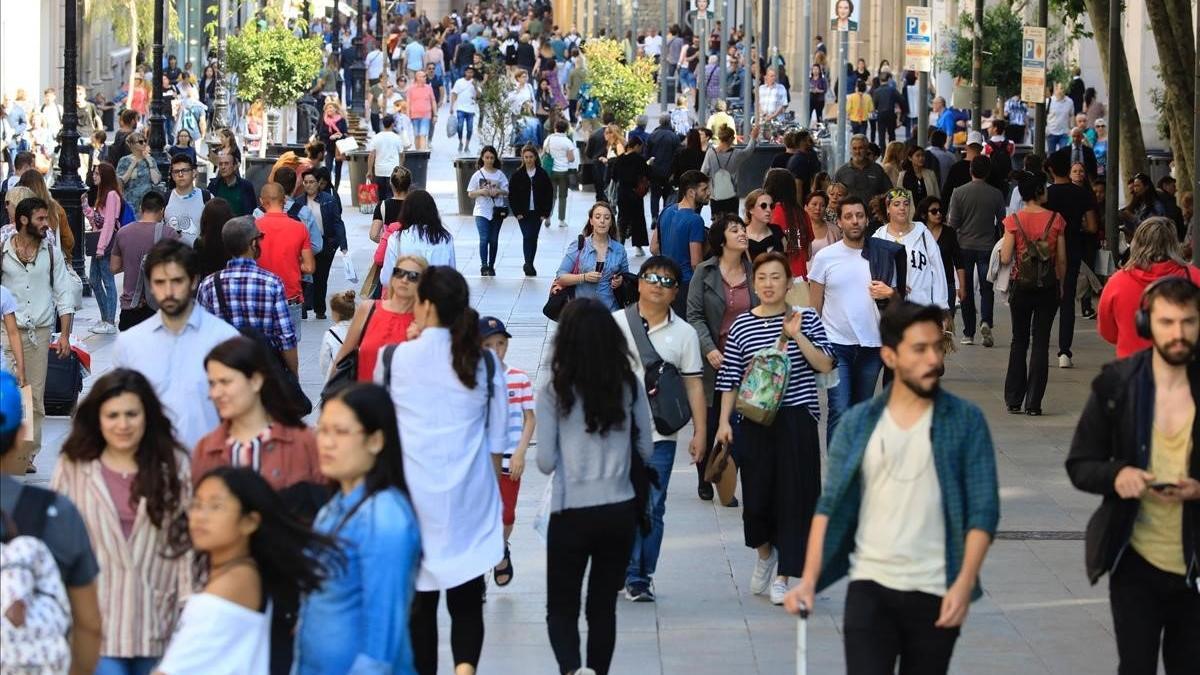 Personas apseando por Portal del Angel, en Barcelona.