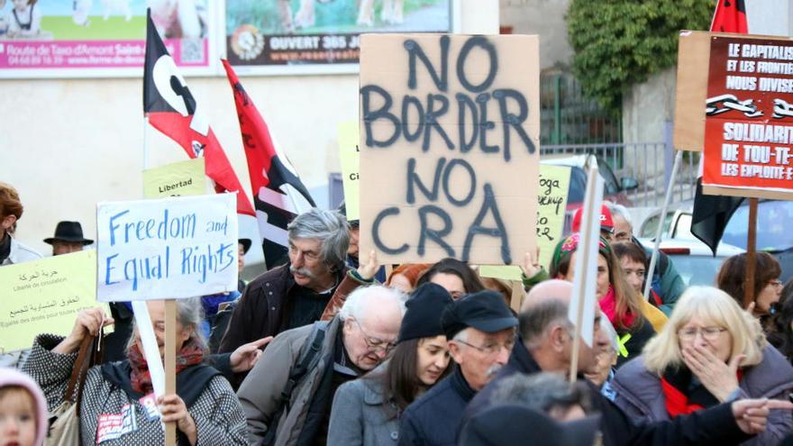 Una pancarta demanant acabar amb les fronteres.