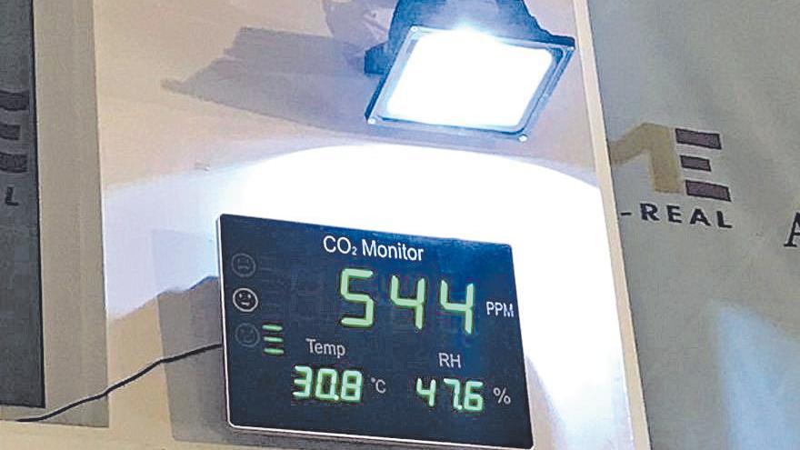 Imagen de un medidor de CO2 instalado en un recinto deportivo de Vila-real.