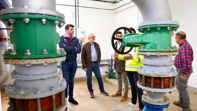 El alcalde y Durán, en una de sus vistas a la ETAP de Parada. |