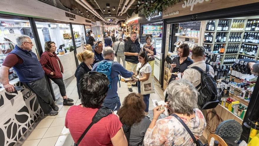 Los turistas que visitan Alicante tiran de tarjeta