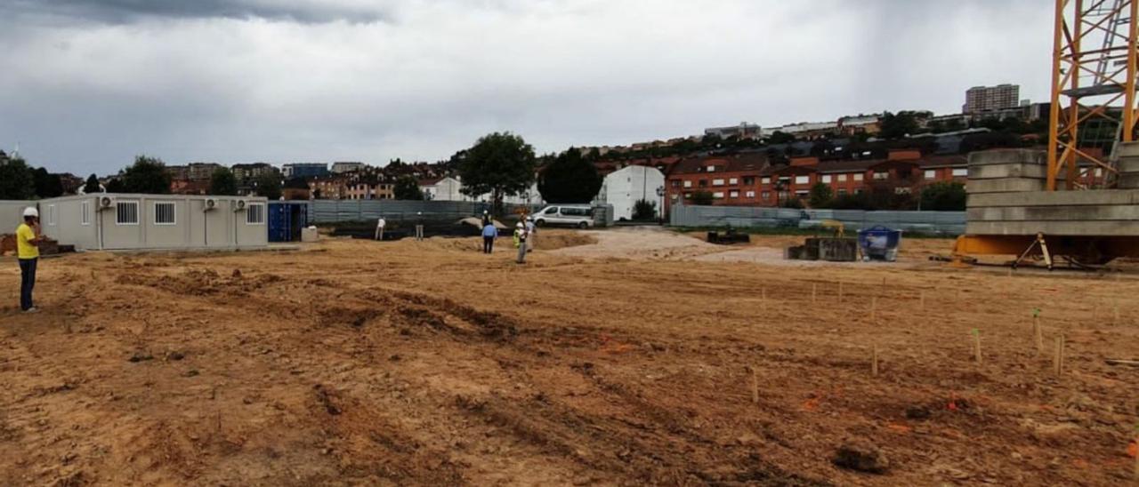 Operarios trabajando ayer sobre el terreno del nuevo IES de La Florida.