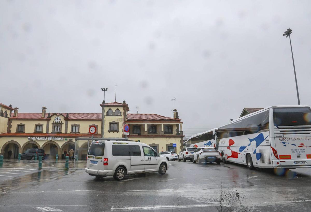 Autobuses y taxis recogiendo pasajeros en la estación de Vilagarcía, ayer. | IÑAKI ABELLA