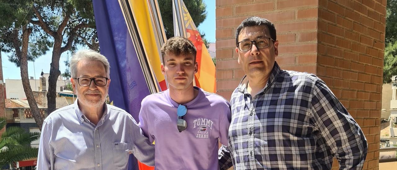 El alcalde de Albal, Ramón Marí, y el concejal de Deporte junto con el jugador, Álex Primo